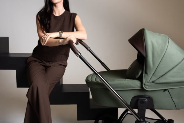 Tutis Gio+ žalias kūdikių vežimėlis su lopšiu, juodu rėmu ir uždengtu stogeliu