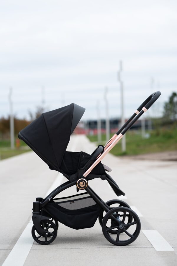 Tutis Gio juodas sportinis vežimėlis su rožinio aukso rėmu ir stogeliu