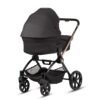 Juodas Tutis Gio+ kūdikių vežimėlis su lopšiu, dideliais ratais ir metaliniu rėmu