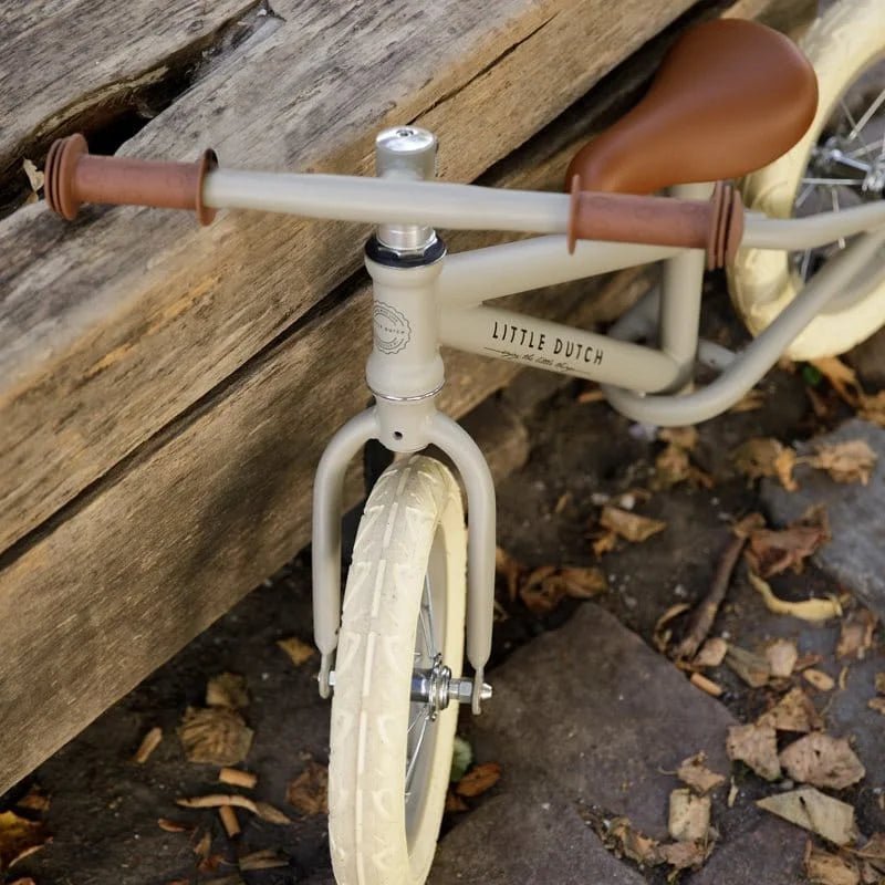Little Dutch zaļš balansa velosipēds ar brūnu sēdekli un baltu rāmi