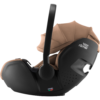 Brūns Baby Safe Pro autokrēsliņš ar melnu pamatni un rokturi, redzams britax römer logo