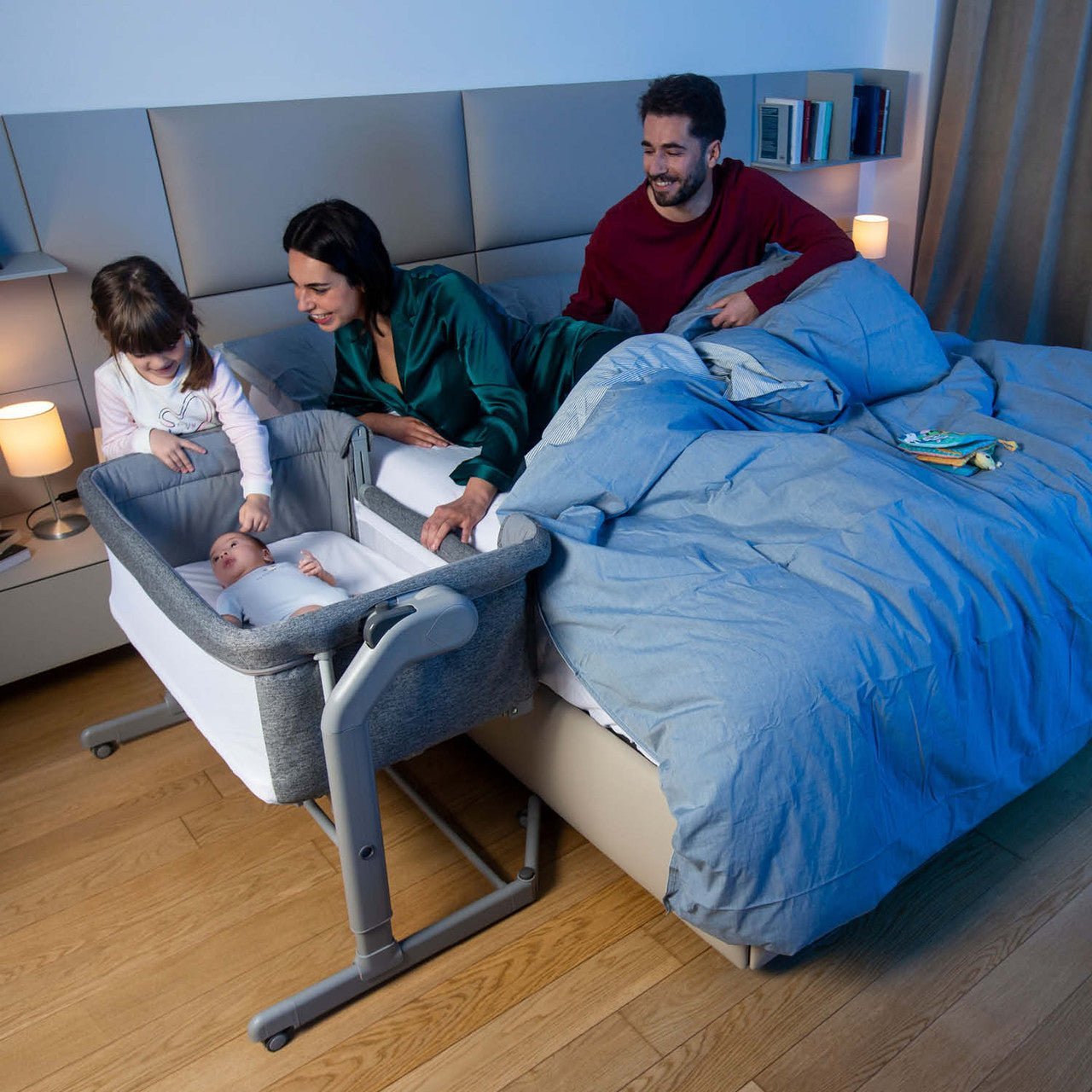 Chicco Next2Me Magic Evo tumši pelēks šūpulis pie gultas ar guļošu mazuli un ģimeni pie gultas