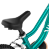 Melns velo sēdeklis uz tirkīzzila bērnu velosipēda rāmja ar resnām riepām