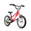 Sarkans WOOM GO 2 bērnu velosipēds ar melniem riteņiem un palīgriteņiem, redzams no sāna