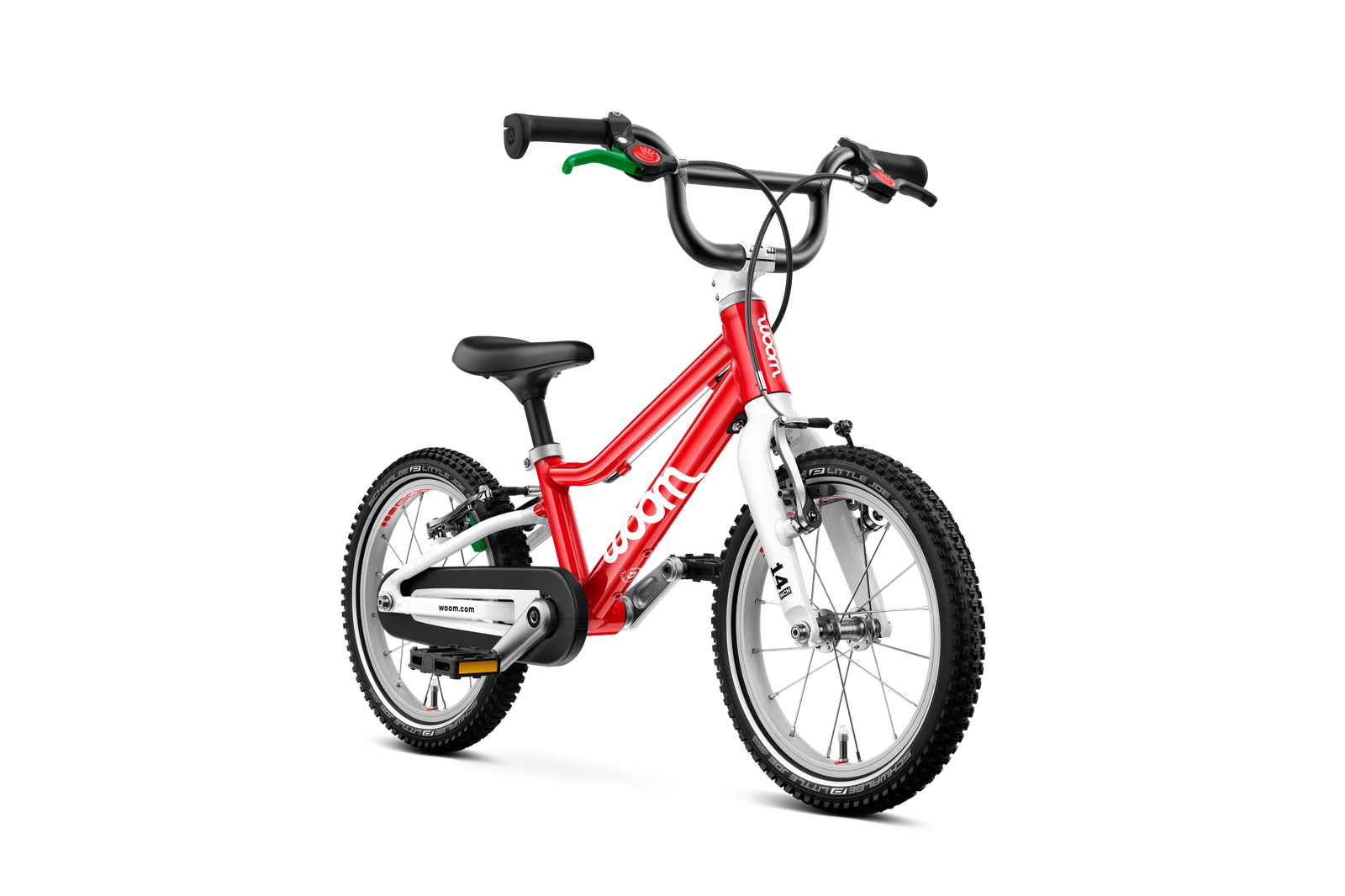 Sarkans WOOM GO 2 bērnu velosipēds ar melniem riteņiem un palīgriteņiem, redzams no sāna