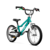 WOOM GO 2 bērnu velosipēds metāliskā tirkīza krāsā ar melniem riepām un baltiem rāmja elementiem