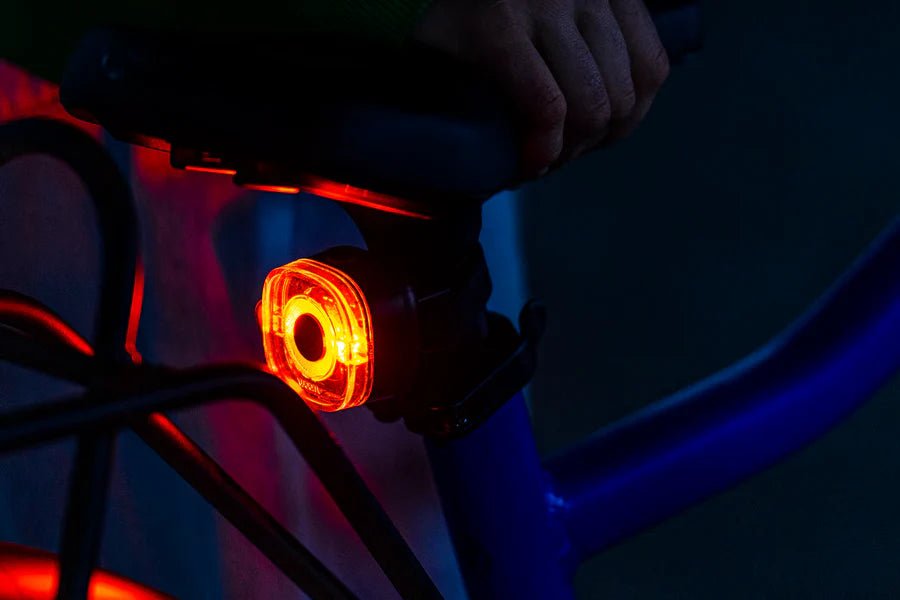 Velosipēda sarkans lukturis uz rāmja tumsā