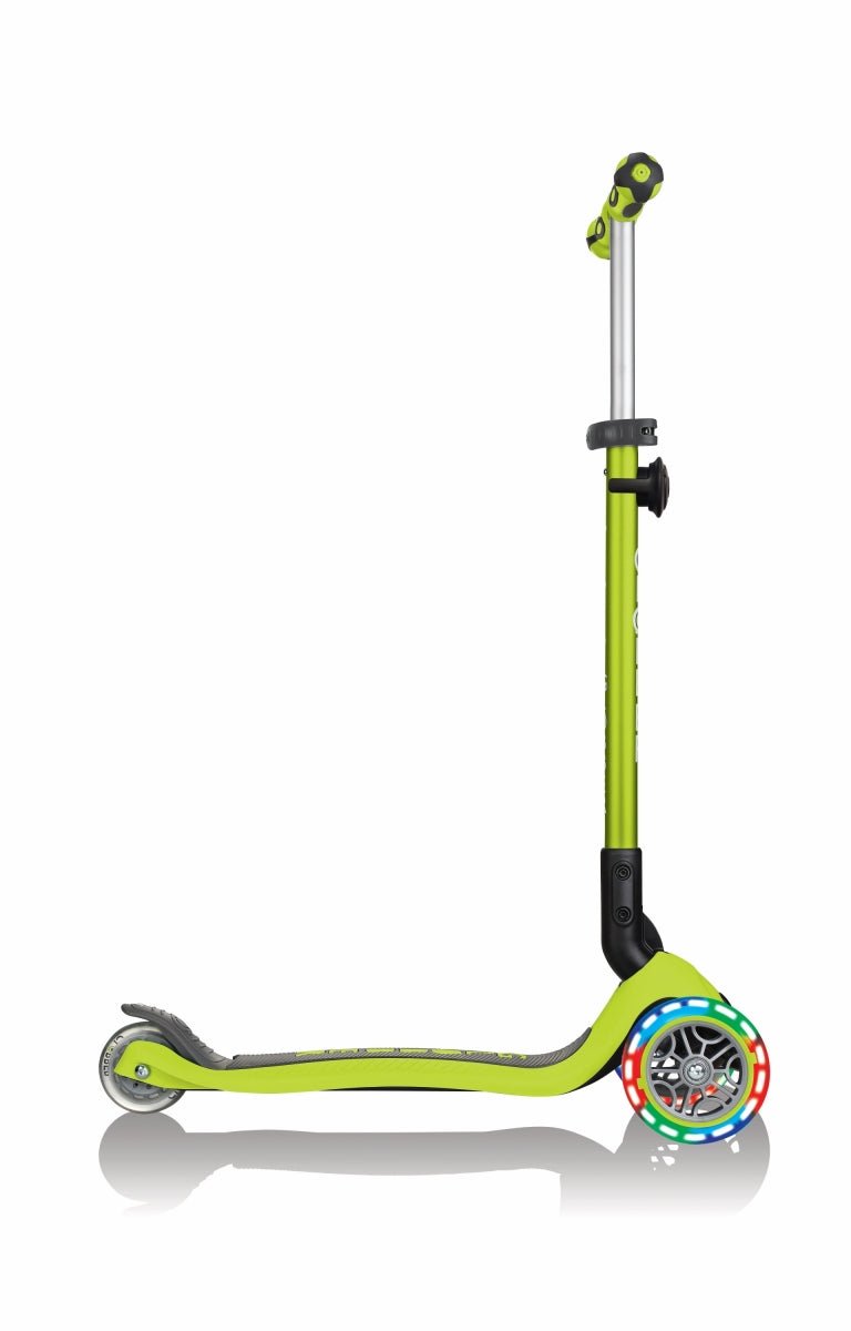 Zaļš Globber Go Up Deluxe Lights bērnu skrejritenis ar izgaismotu priekšējo riteni un augstu rokturi