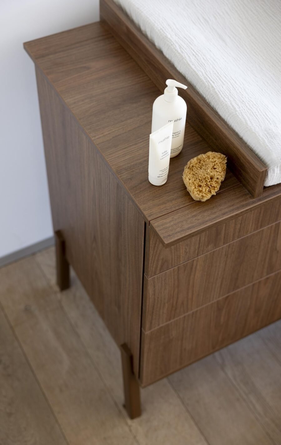 Quax komodes pārtinamā galda virsma Ashi (Chestnut) – foto 7