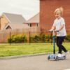 Zils Globber Primo Foldable skrejritenis ar trim riteņiem un regulējamu stūri, bērns brauc ārā