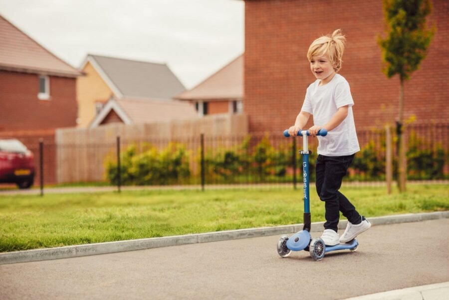 Zils Globber Primo Foldable skrejritenis ar trim riteņiem un regulējamu stūri, bērns brauc ārā