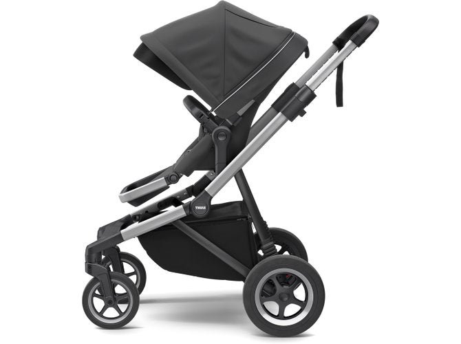Thule Sleek pelēki melni bērnu ratiņi ar kulbu, regulējamu rokturi un lieliem riteņiem