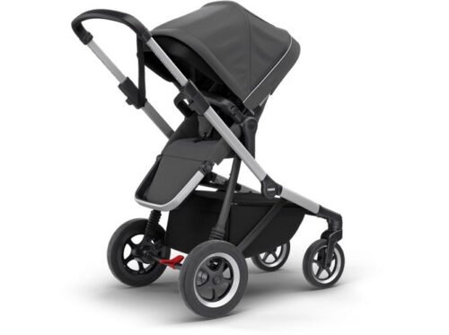 Thule Sleek tumši pelēki bērnu ratiņi ar kulbu un sēžamo daļu, četriem riteņiem un regulējamu rokturi