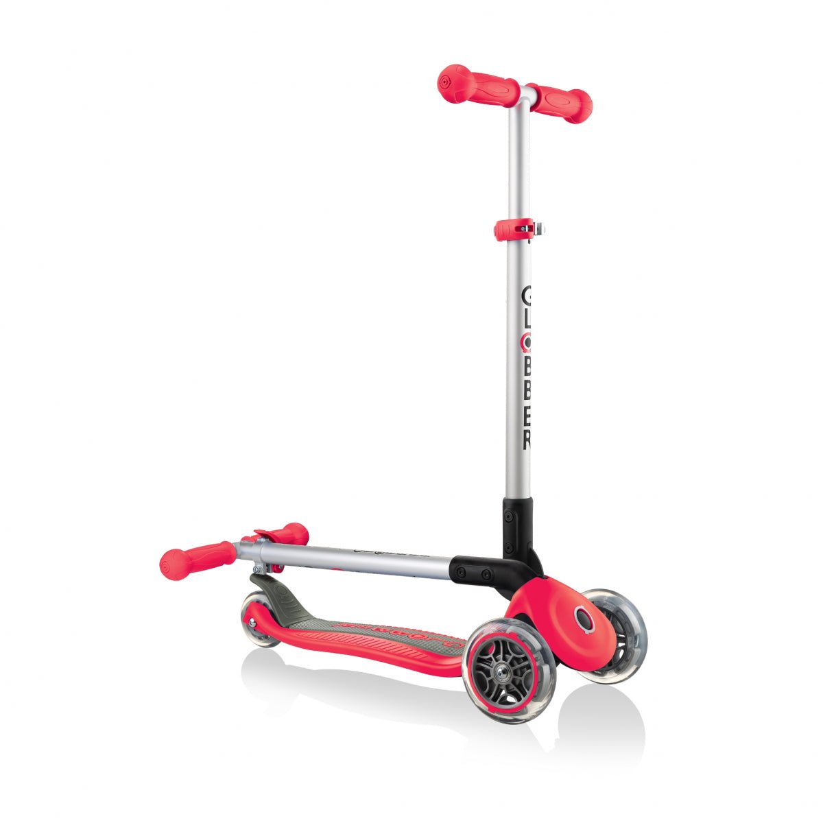 Sarkans Globber Primo Foldable skrejritenis ar trim riteņiem un salokāmu stūri