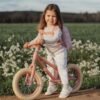Little Dutch rozā balansa velosipēds ar gaišām riepām un bērnu mugursomu