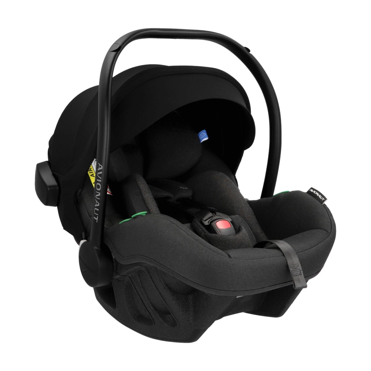 Frame-582.jpg Melns zīdaiņu autokrēsliņš ar rokturi un jumtiņu, redzamas drošības jostas un ieliktnis