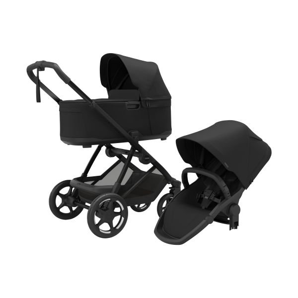 Large_Thule_Charm_Black_ISO_Bundle_EROW_11500502_db02.jpg Thule melni bērnu ratiņi ar kulbu un sēžamo daļu komplektā uz balta fona