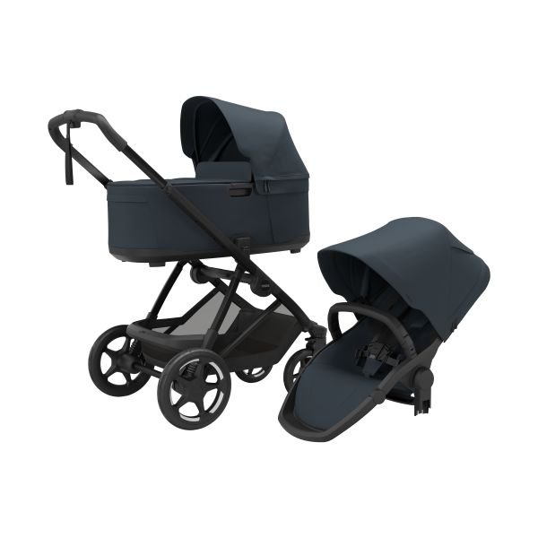 Large_Thule_Charm_DarkestBlue_ISO_Bundle_EROW_11500504_f5a8.jpg Thule tumši zilu bērnu ratiņu komplekts ar kulbu un sporta daļu, redzama arī ratu rāmis