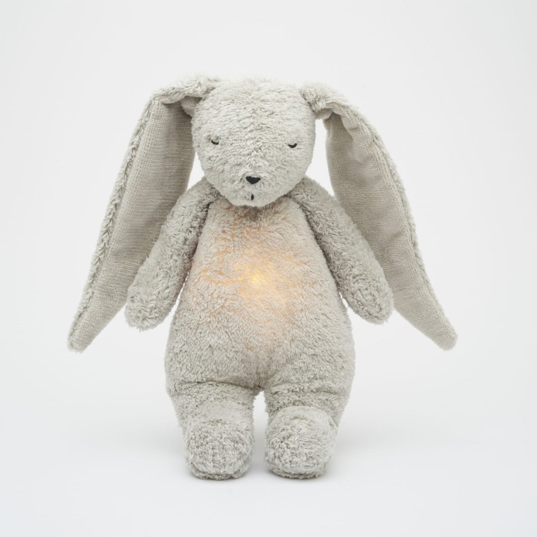 MOONIE-KROLICZEK-GRAY-NATUR-SZUMIACY-KROLICZEK-ORGANIC-Z-LAMPKA__41364__1200-1.jpg Moonie 2.0 Organic miega zaķītis - Grey