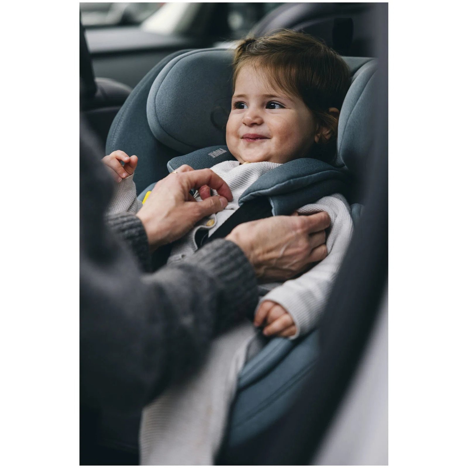 Thule bērnu autokrēsliņš pelēkzilā krāsā ar polsterētu galvas atbalstu un drošības jostu