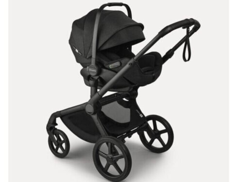 Melns Bugaboo autokrēsliņš uz ratiņu rāmja ar kulbu un četriem riteņiem