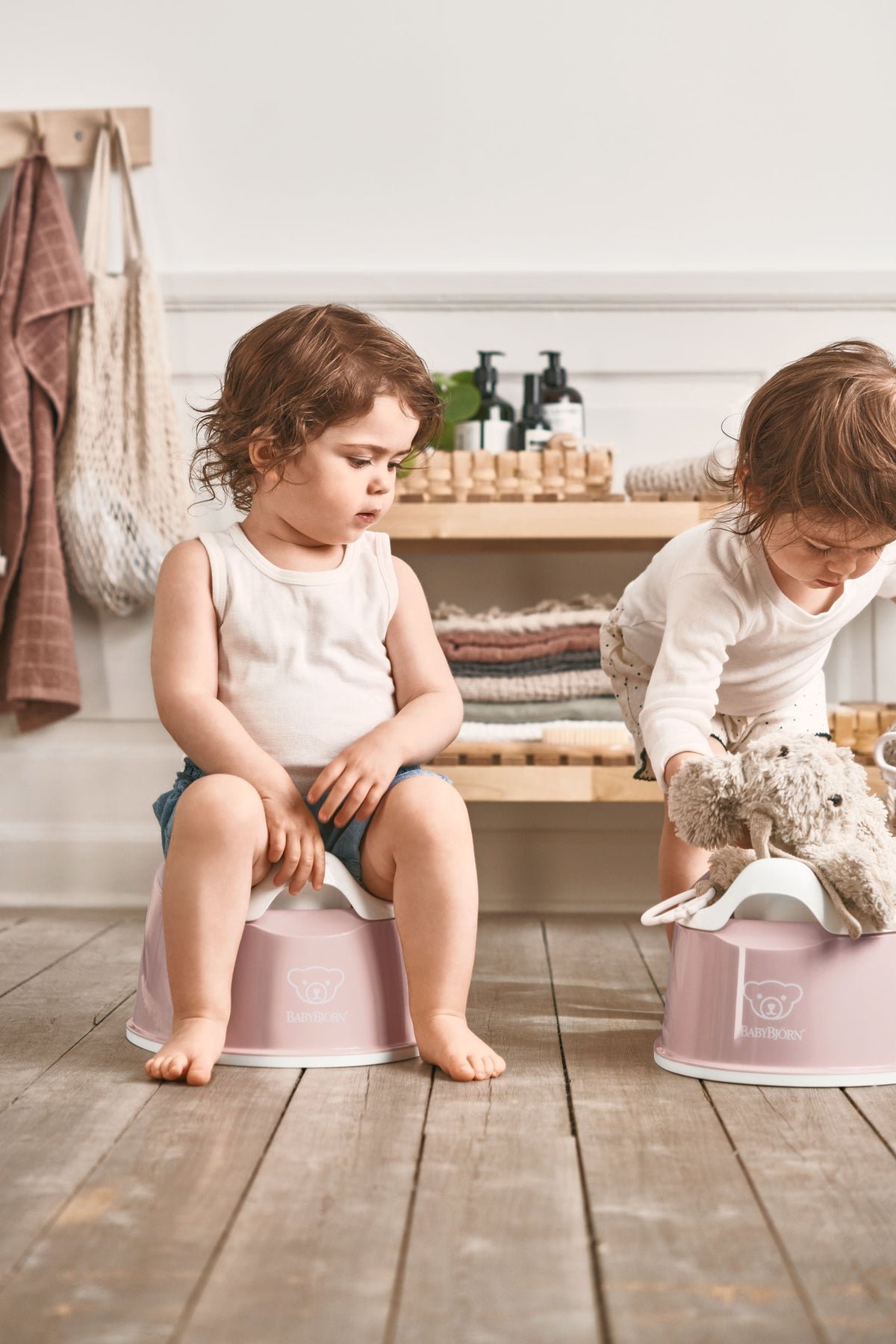 BabyBjörn Smart Potty podiņš – Powder Pink/White – 2
