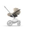Cybex pelēks autokrēsliņš ar kulbu uz ratu rāmja, redzami lielie riteņi un rokturis