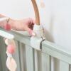 Tutti Bambini CoZee 2in1 karuselīte gultiņai – Scandinavian Walnut-Ecru – foto 6
