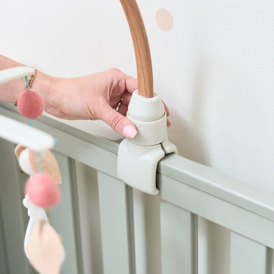 Tutti Bambini CoZee 2in1 karuselīte gultiņai – Scandinavian Walnut-Ecru – foto 6