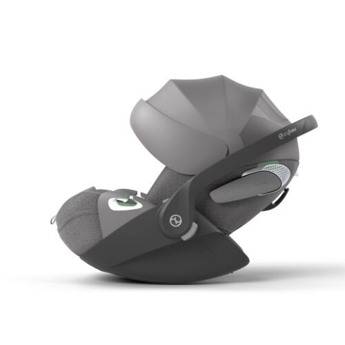 Cybex bērnu autokrēsliņš ar pelēku jumtiņu un tumšu rāmi, redzams sānskatā