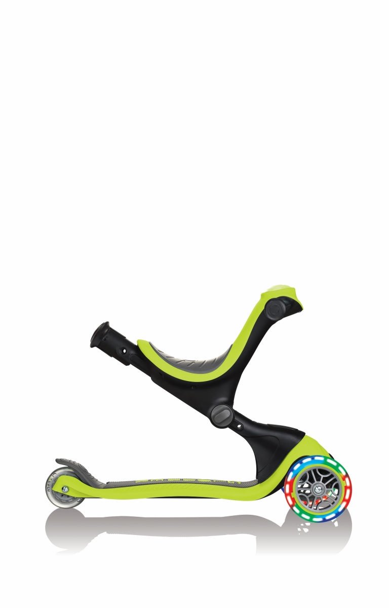 Zaļš Globber Go Up Deluxe Lights skrejritenis ar izgaismotu priekšējo riteni un melnu rāmi