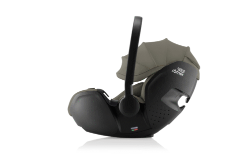 Melns un pelēks Britax Römer mazuļa autokrēsliņš ar jumtiņu un drošības indikatoru