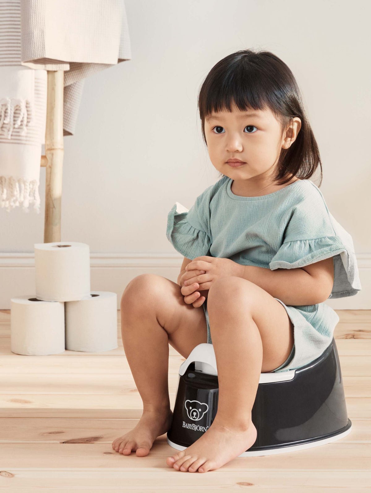 BabyBjörn Smart Potty podiņš – Black/White – 2