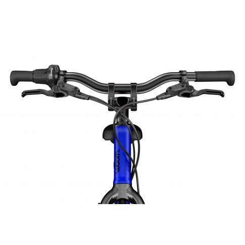 WOOM EXPLORE 4 bērnu velosipēds, Magnetic Blue, ar melnu stūri un bremžu rokturiem pie priekšas￼