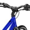 WOOM EXPLORE 4 bērnu velosipēda stūre un rāmis tumši zilā un melnā krāsā, redzami bremžu rokturi