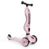 Rozā Scoot and Ride Highwaykick 1 skrejritenis ar melniem rokturiem un trim riteņiem
