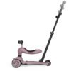 Rozā Scoot and Ride Highwaykick 1 skrejritenis ar stūmējrokturi un melnu kātu