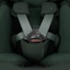 Zaļš autokrēsliņš ar E-Buckle stiprinājumu un piecu punktu drošības jostām