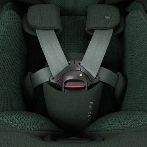 Zaļš autokrēsliņš ar E-Buckle stiprinājumu un piecu punktu drošības jostām