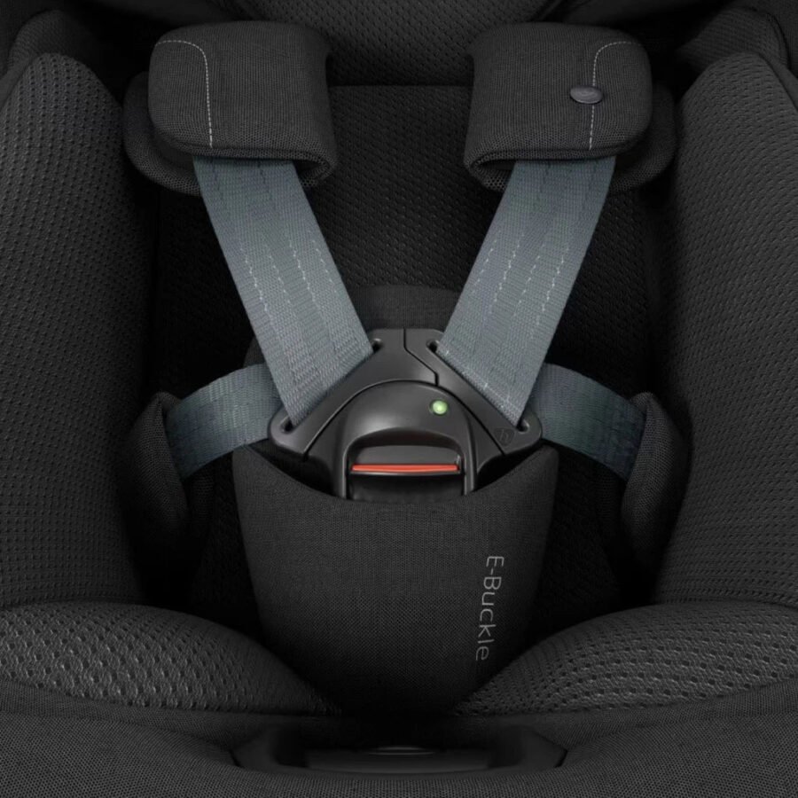 Melns bērnu autokrēsliņš ar pelēkām drošības jostām un E-Buckle stiprinājumu