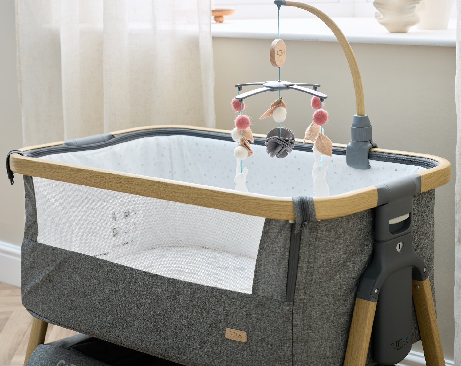 Tutti Bambini CoZee 2in1 karuselīte gultiņai – Oak-Charcoal – foto 2