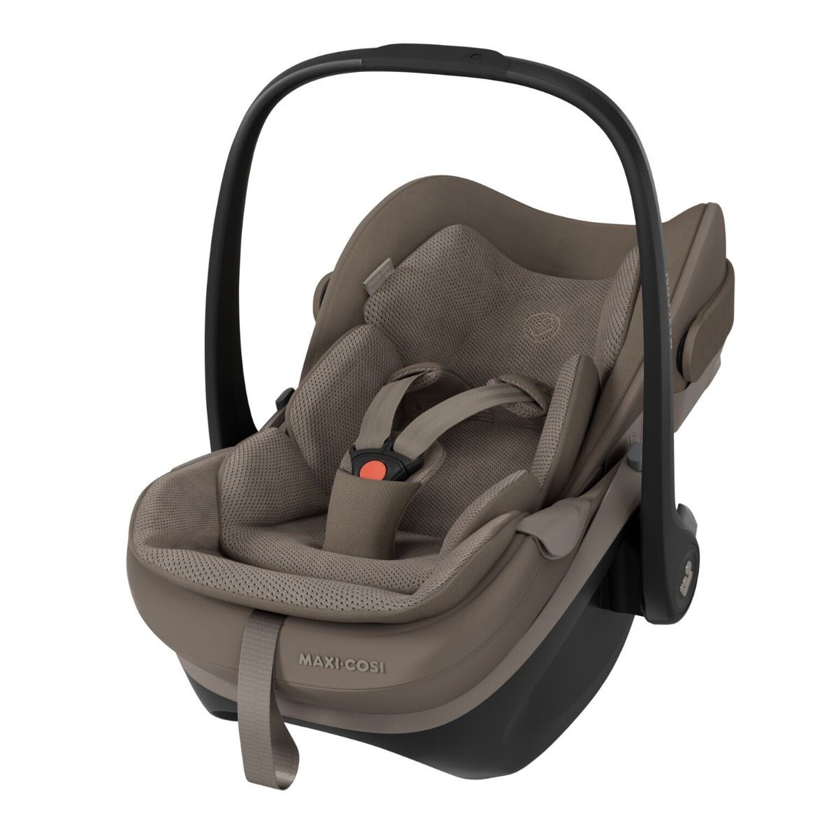 Maxi-Cosi Pebble S bērnu autokrēsliņš smilšbrūnā krāsā ar rokturi un drošības jostu jāšanaiņu fiksācijai