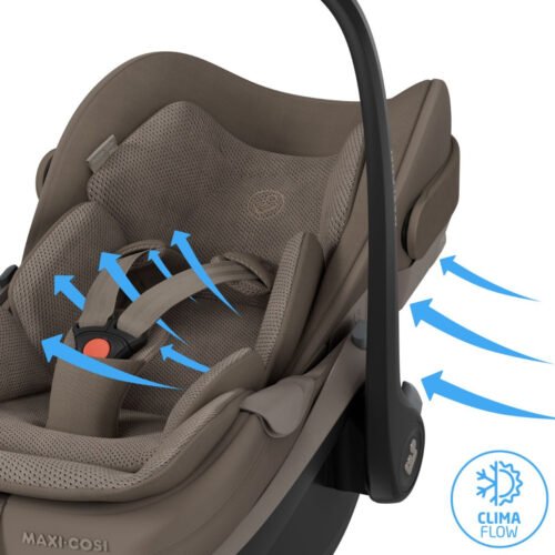 Maxi-Cosi Pebble Slide Pro autokrēsliņš brūnā krāsā ar ventilācijas atverēm un drošības jostu laukiem
