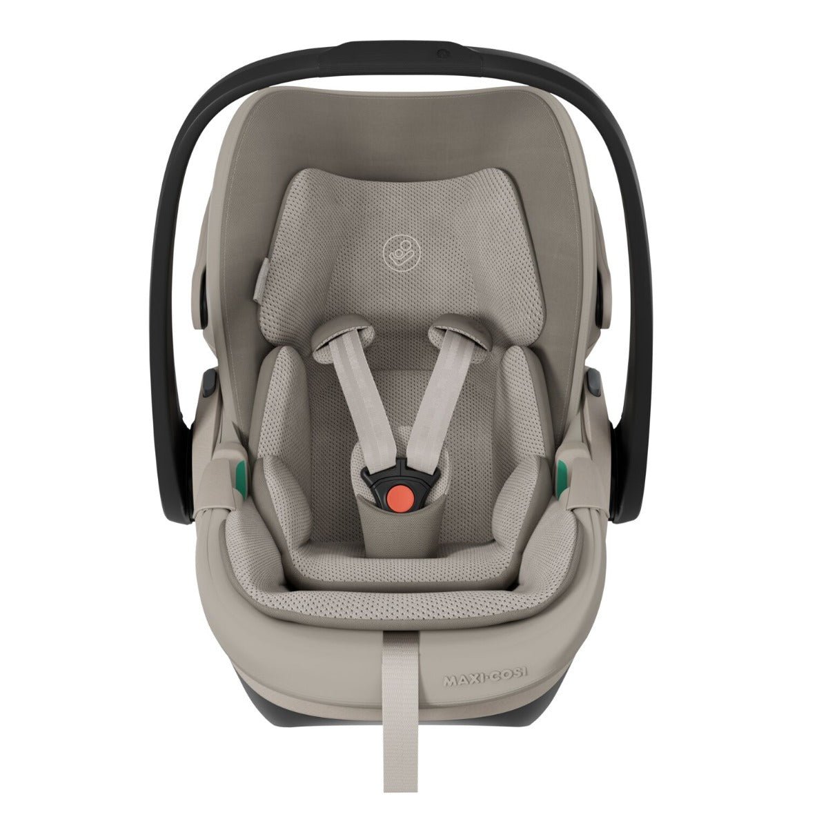 Maxi-Cosi Pebble S zīdaiņu autokrēsliņš smilškrāsā ar melnu rokturi un drošības jostām