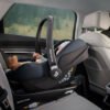 Melns Maxi-Cosi autokrēsliņš ar zīdaini, uzstādīts uz bāzes automašīnā