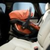 Oranžs Maxi-Cosi autokrēsliņš automašīnas aizmugurējā sēdeklī ar Isofix pamatni