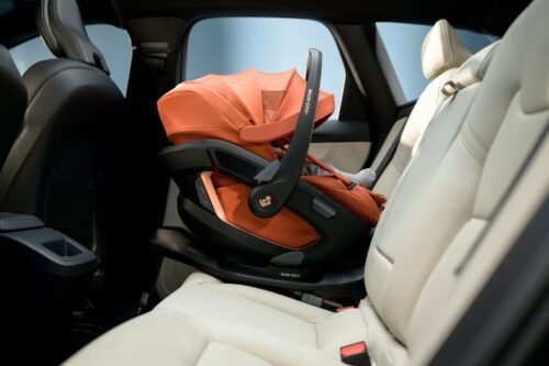 Oranžs Maxi-Cosi autokrēsliņš automašīnas aizmugurējā sēdeklī ar Isofix pamatni