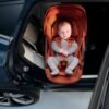Oranžs Maxi-Cosi Coral autokrēsliņš ar zīdaini automašīnā
