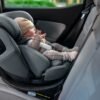 Maxi-Cosi Emerald S pelēks autokrēsliņš ar mazuli automašīnā