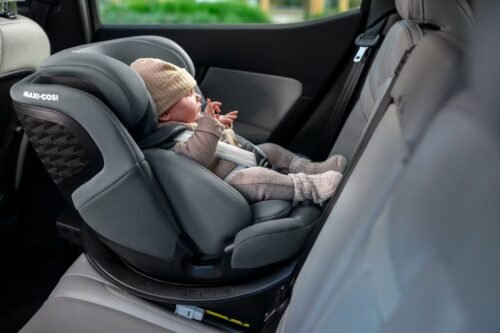 Maxi-Cosi Emerald S pelēks autokrēsliņš ar mazuli automašīnā